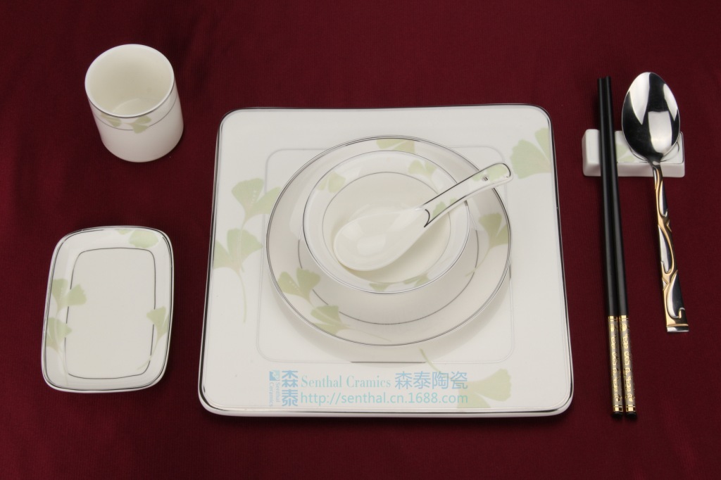 高档中餐台面的华彩 潮州贴花陶瓷餐具的典雅魅力